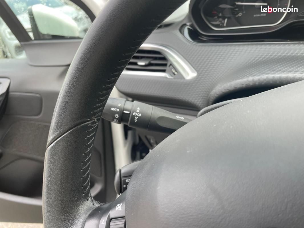 Peugeot 2008 PURE TECH 110CH SIGNATURE (image 9)