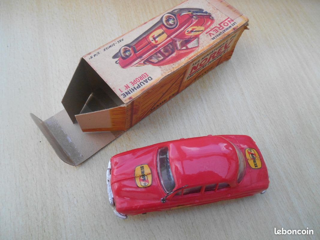 NOREV ref 13 - Renault Dauphine Europe 1 - 1/43 plastique ancien - Collection