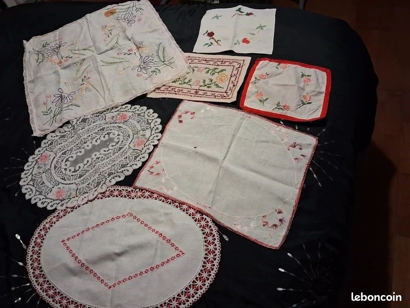 Lot de 7 napperons brodés main (image 1)
