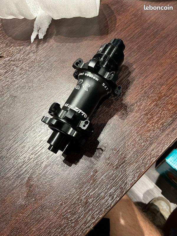 Moyeux Vélo Route DFS – 199g – Axe Traversant 24H – Frein à Disque Center Lock – 11v Shimano – Neuf