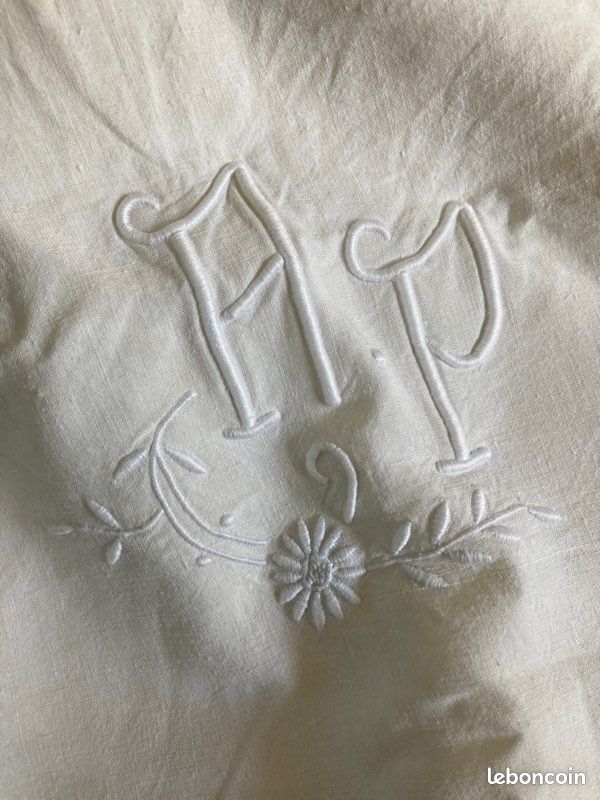 Drap brodé 205 x 280 monogramme AP (image 1)