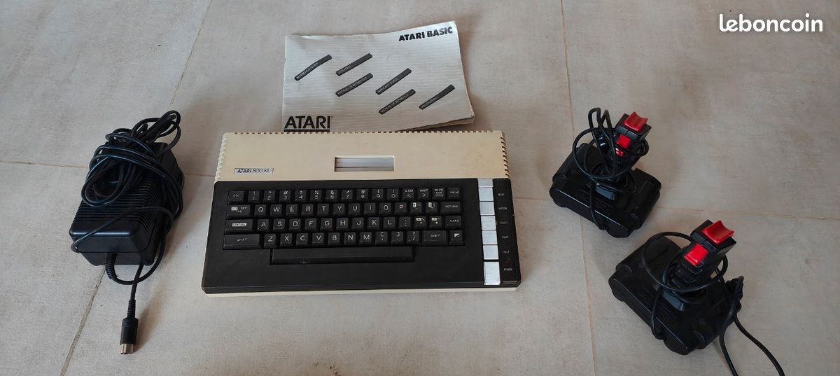 Ordinateur ATARI 800 XL computer avec câble peritel et