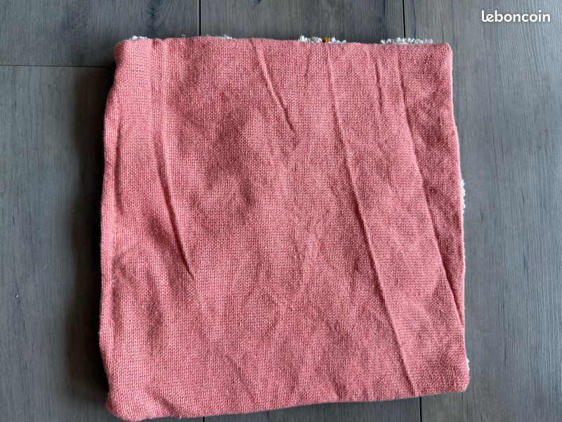 Top actuel Housse de coussin neuve touffetée pompons fleurs (image 3)
