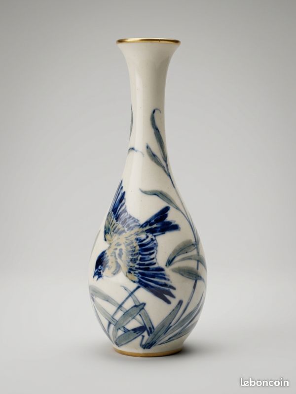Vase soliflore en porcelaine de Limoges – Décor d’oiseau – 18 cm (image 1)