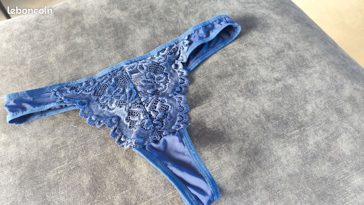 String transparent en maille brodée de fleurs bleues