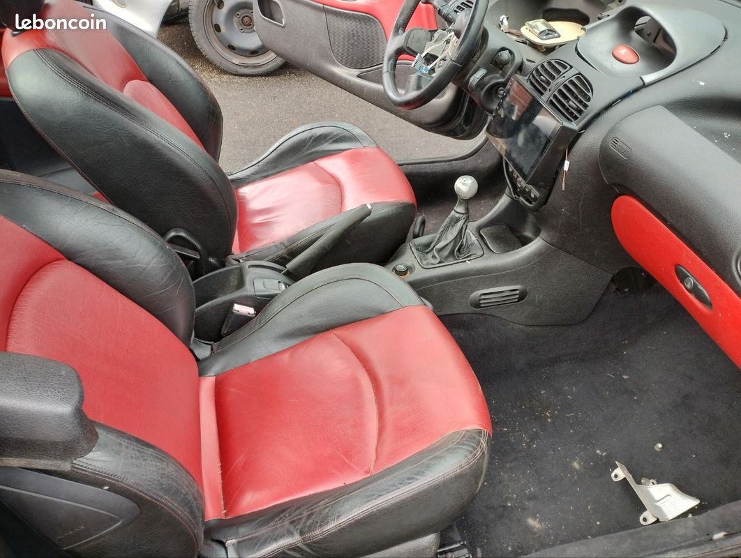Intérieur cuir noir et rouge 206 CC (image 1)