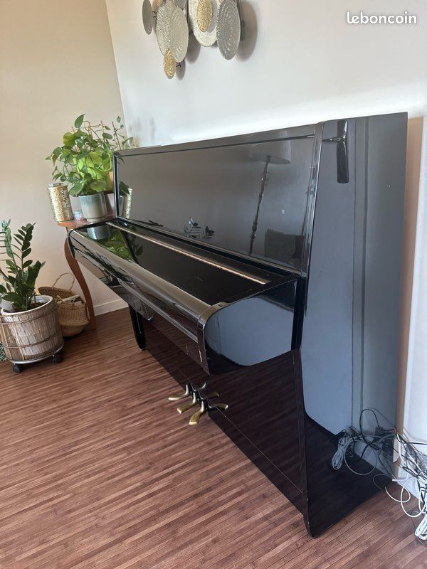 Piano droit Vernis Noir Young Chang U107 (image 2)