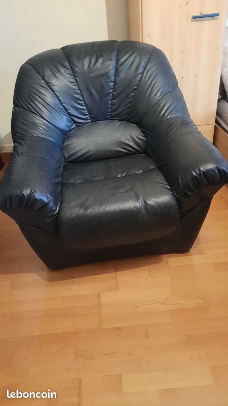 Deux fauteuils simili cuir (image 2)