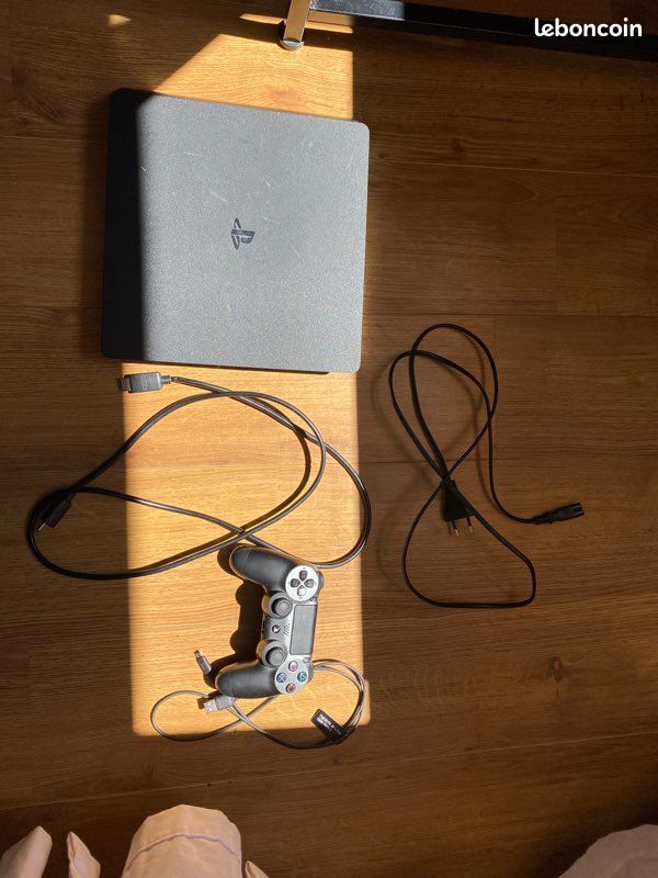 PlayStation 4 slim 1 to, manette et câbles et 4 jeux PRIX À NÉGOCIER (image 4)