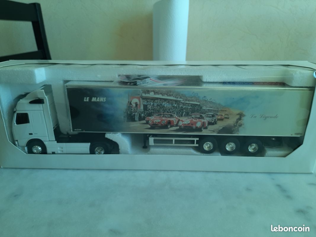 Camion 4x2 VOLVO FH04 460 avec semi 3 essieux des Transports BRAY aux couleurs Leroy Merlin