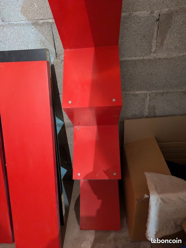 Étagères Ikea rouges et noires (image 2)