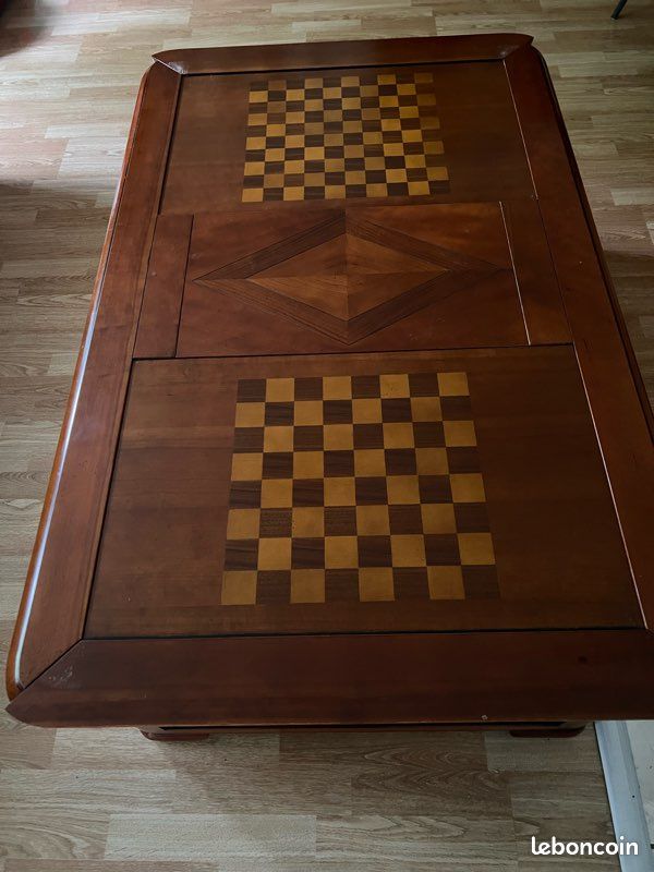 À vendre table basse merisier avec 2 portes possibilité de tourner les plateaux en échiquier avec plateau intégré. Très beau travail. Longueur:1m30- Largeur:0,83m Hauteur:0,43m à chercher sur place (image 1)