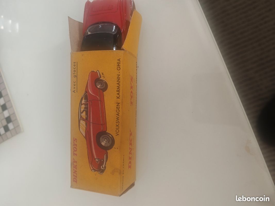 Volkswagen Karmann-Ghia rouge foncée et toit noir - Dinky-Toys (édition Atlas) - N°24 M – Voiture miniature 1/43 | Achat modèle réduit de collection – Bernard Miniatures