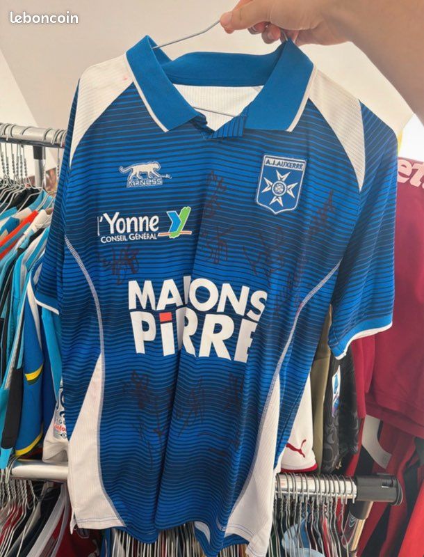 Dans un magasin place Darcy à Dijon maillot porté par Mexès