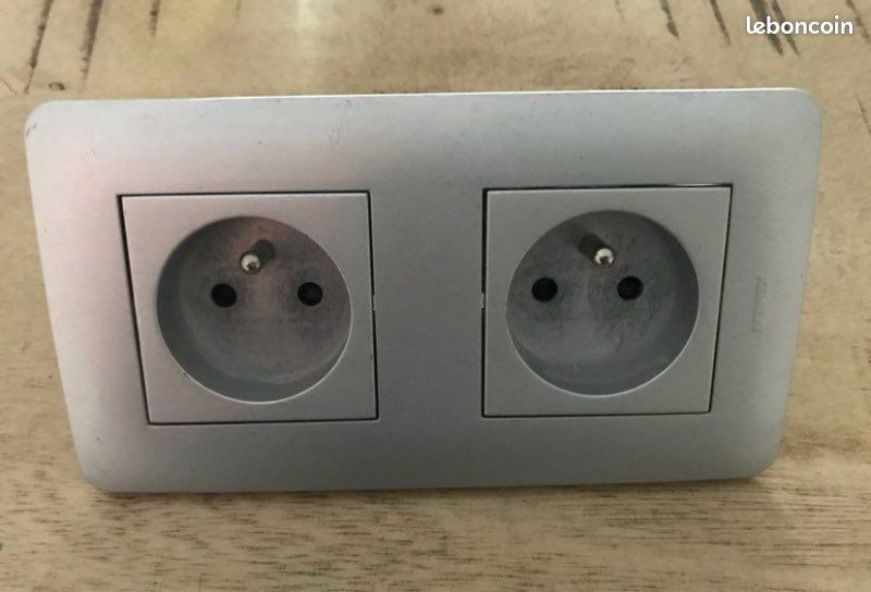 Prise double DEBFLEX - grise (image 1)