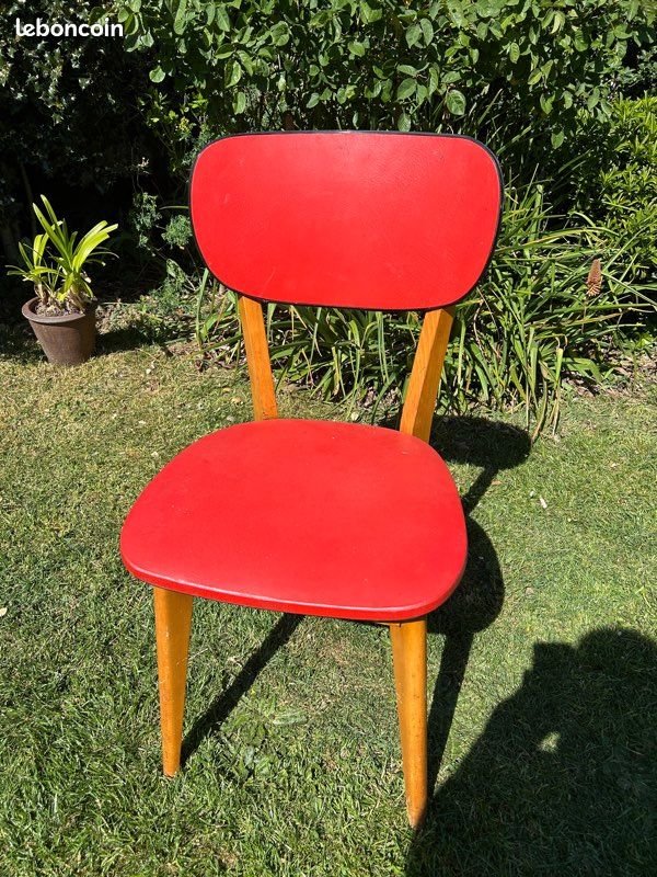 Vintage chaise scandinave bois de hêtre et skaï rouge avec liseré noir d'origine des années 60 / 70 (image 1)