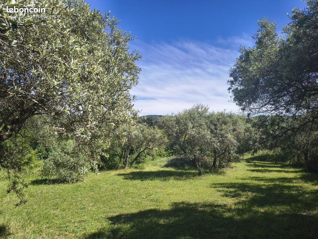 Terrain à bâtir de 885 m² à APT (84) · 150 000 €