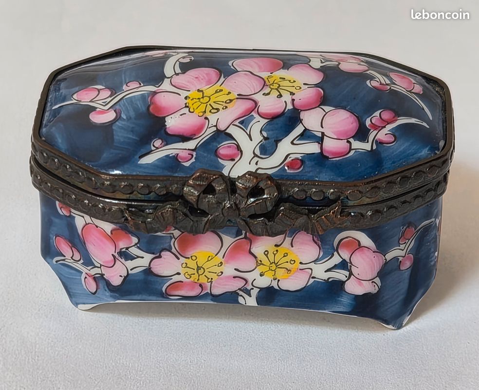 Boîte pilulier Limoges France peint à la main Signée avec décor floral vintage (image 1)