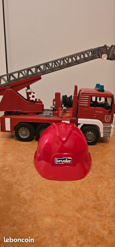 Camion de pompiers avec casque (image 1)