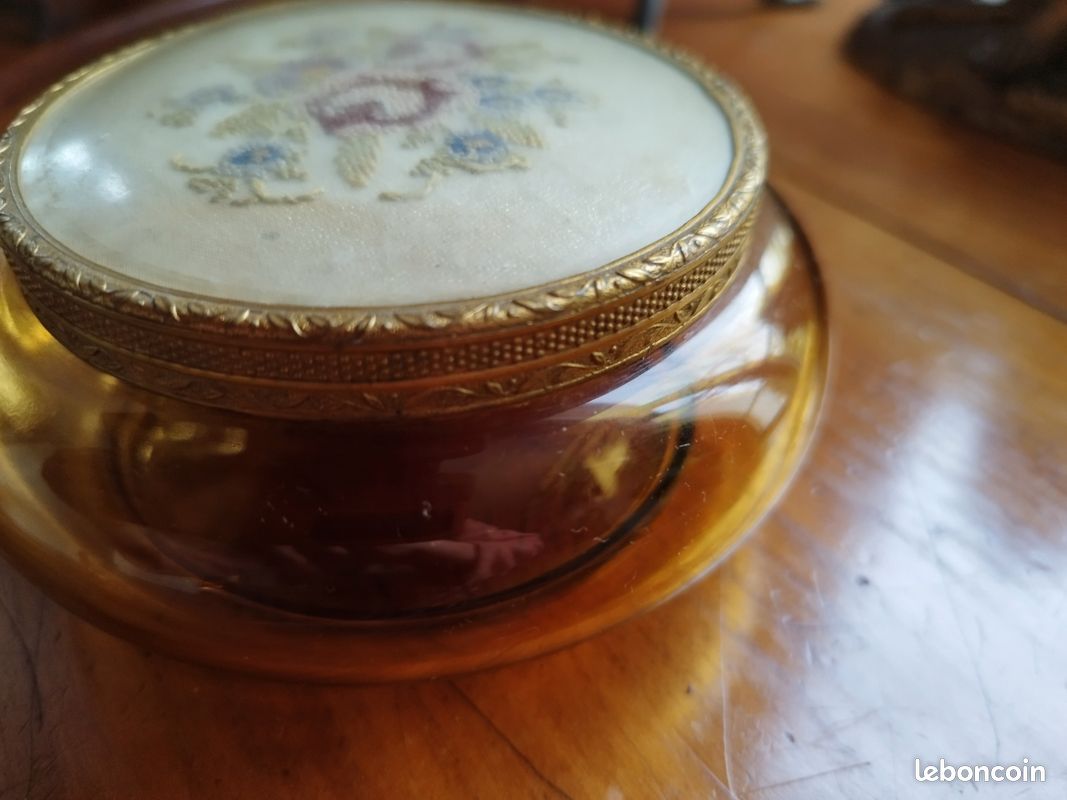 Ancienne Boite coffret ou bonbonnière en Verre Médaillon broderie fleur-Laiton (image 4)