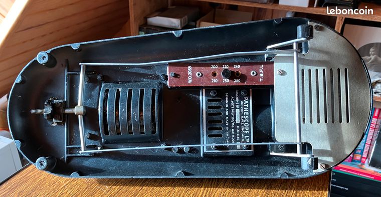 Pathéscope Princess 9.5mm cine projector | Science Museum Group