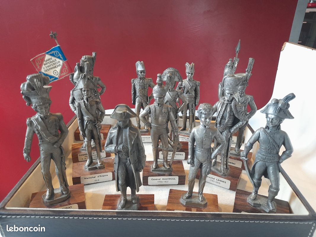 Lot De 14 Soldats (27 Mm) Et 8 Cavaliers (40 Mm) En étain - Bon état