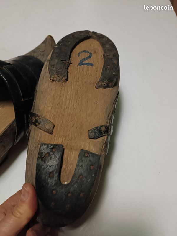 Ancienne Paire De Sabots En Bois – Traditionnels Et Rustiques