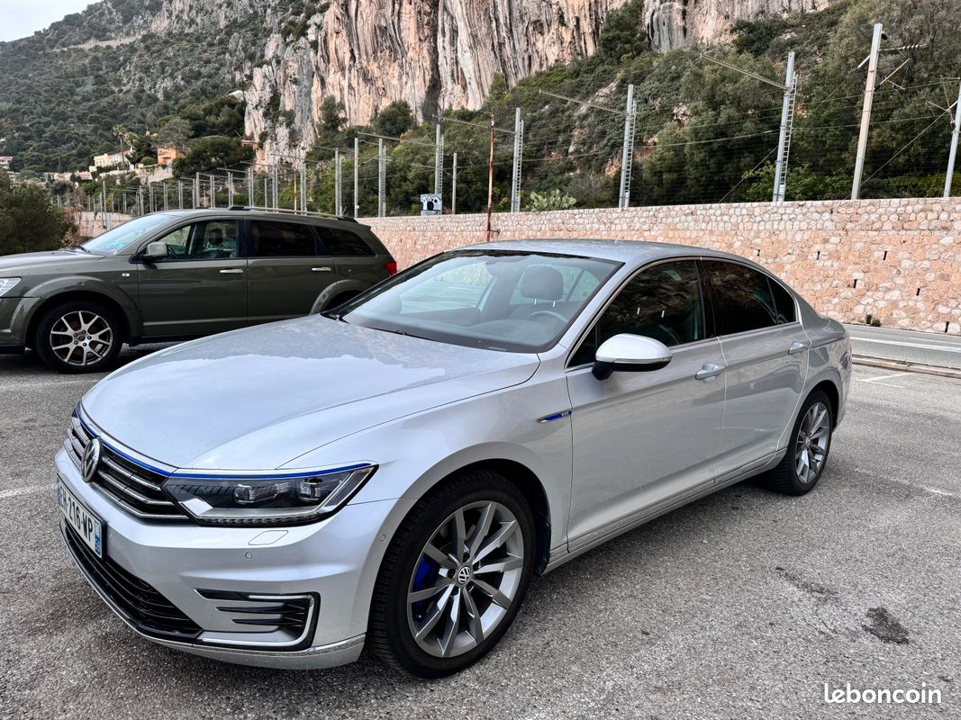 Volkswagen Passat Hybride Essence Bien Entretenue et faible kilométrage Voitures