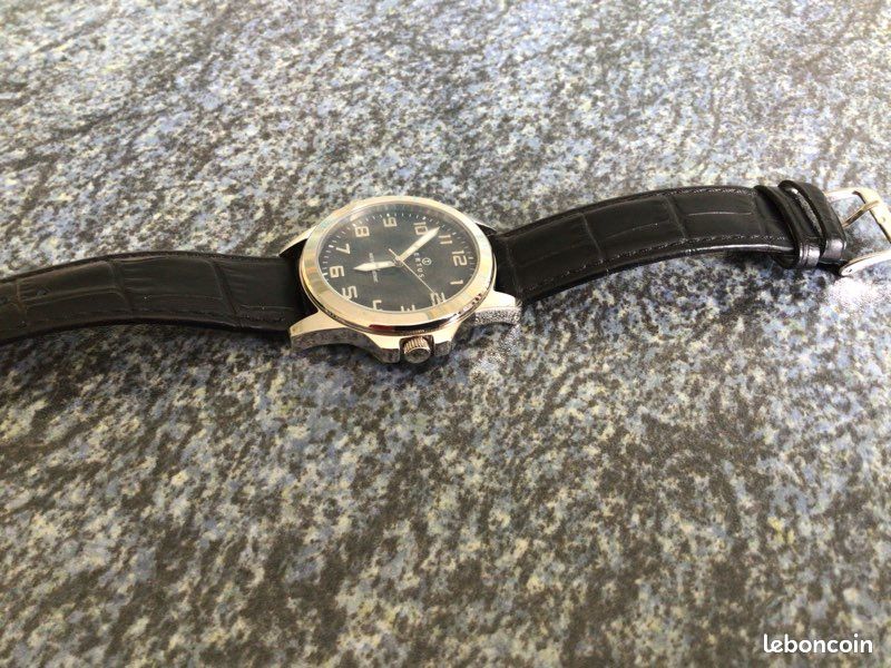Montre Certus 610748 Quartz en fonctionnement Boîtier acier rond 38 mm Épaisseur 11 mm Cadran noir 3 aiguilles Verre plexus Bracelet cuir veau façon crocodile Doublure croûte de cuir Étanchéité 50 m (image 3)