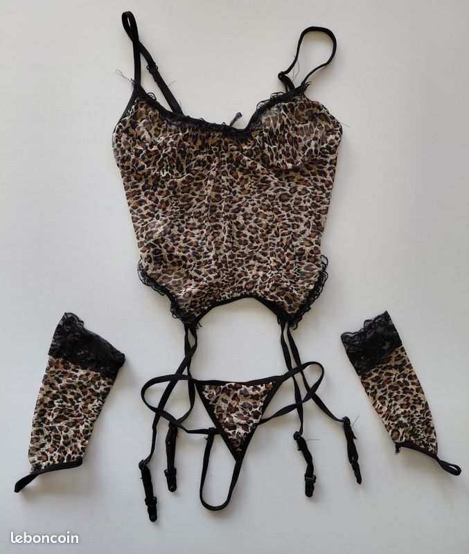 Tenue sexy léopard body porte-jarretelle string déguisement