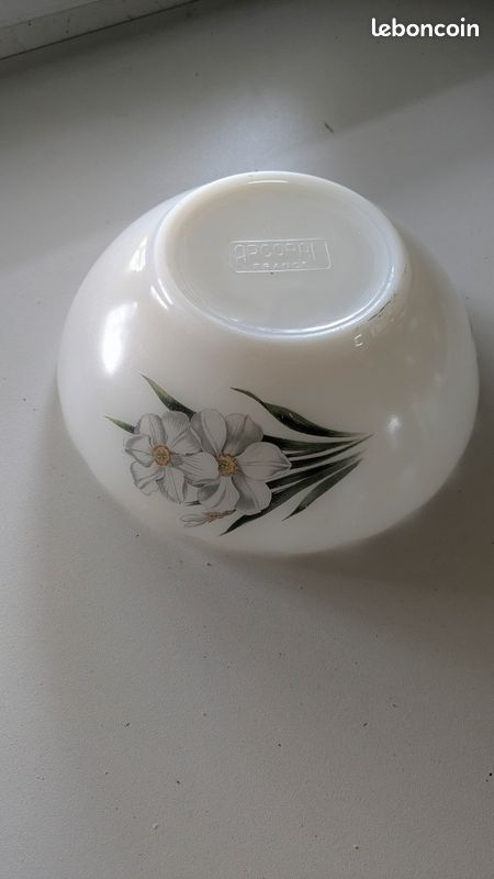 Plat Vintage Arcopal France, Décor Fleurs Marguerites, Diamètre 28 Cm, Blanc