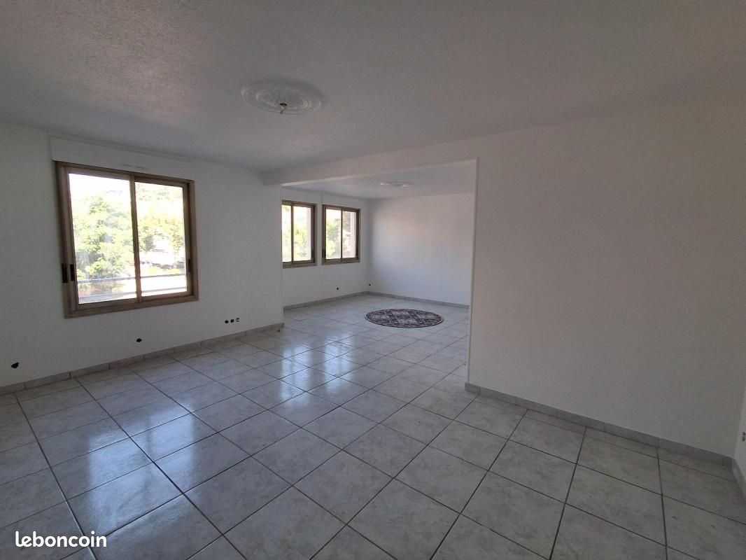Appartement 4 pièces 100 m² · à Saint-Chamond · 100 m² · 800 €