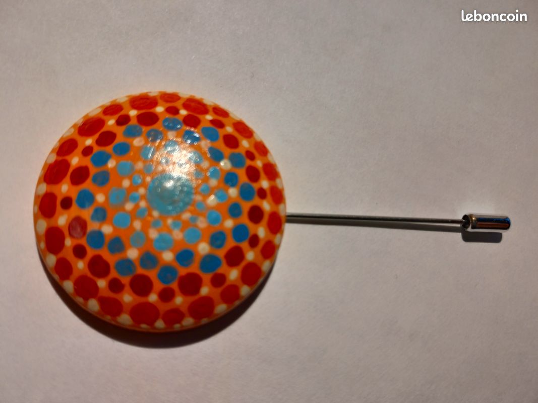 Bijou broche artisanale bois peint (image 1)