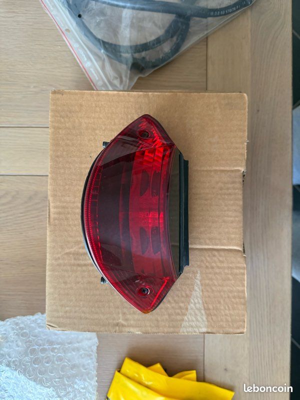 Feu arrière origine pour Honda Hornet 2004 (image 1)