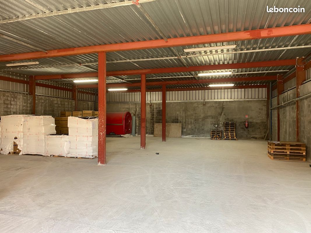 Local commercial 1 pièce 320 m² · à Sainte-Suzanne · 320 m² · 3 500 €/mois