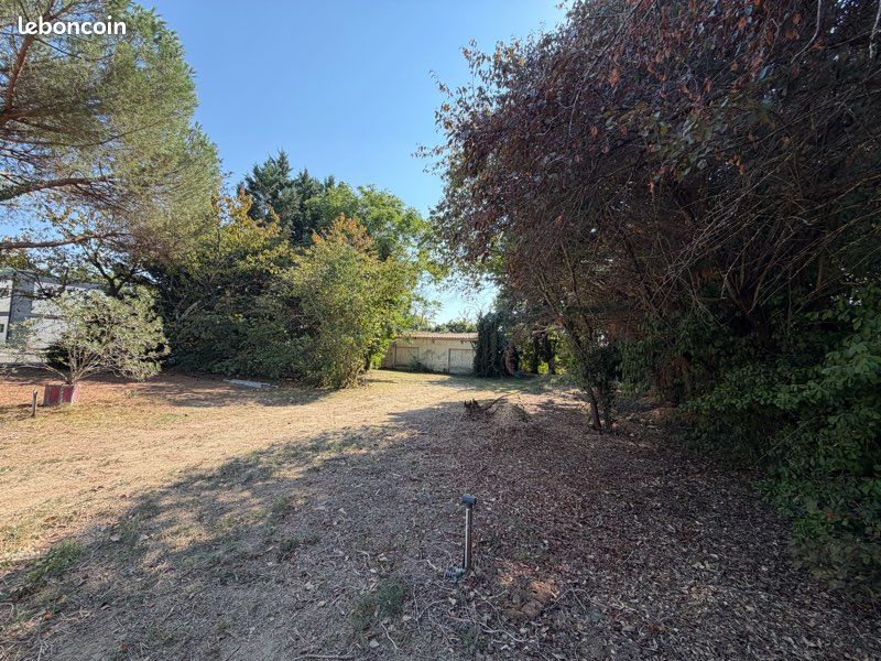 Beau Terrain constructible partiellement viabilisé , plat, arboré et clôturé + Grand garage de 60 m² · à Gagnac-sur-Garonne ·