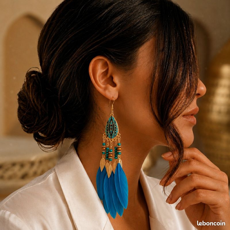 Paire de boucles d'oreilles LYRA "Rêve Bohème - Plumes Bleues & Perles Ethniques" Neuve (image 1)