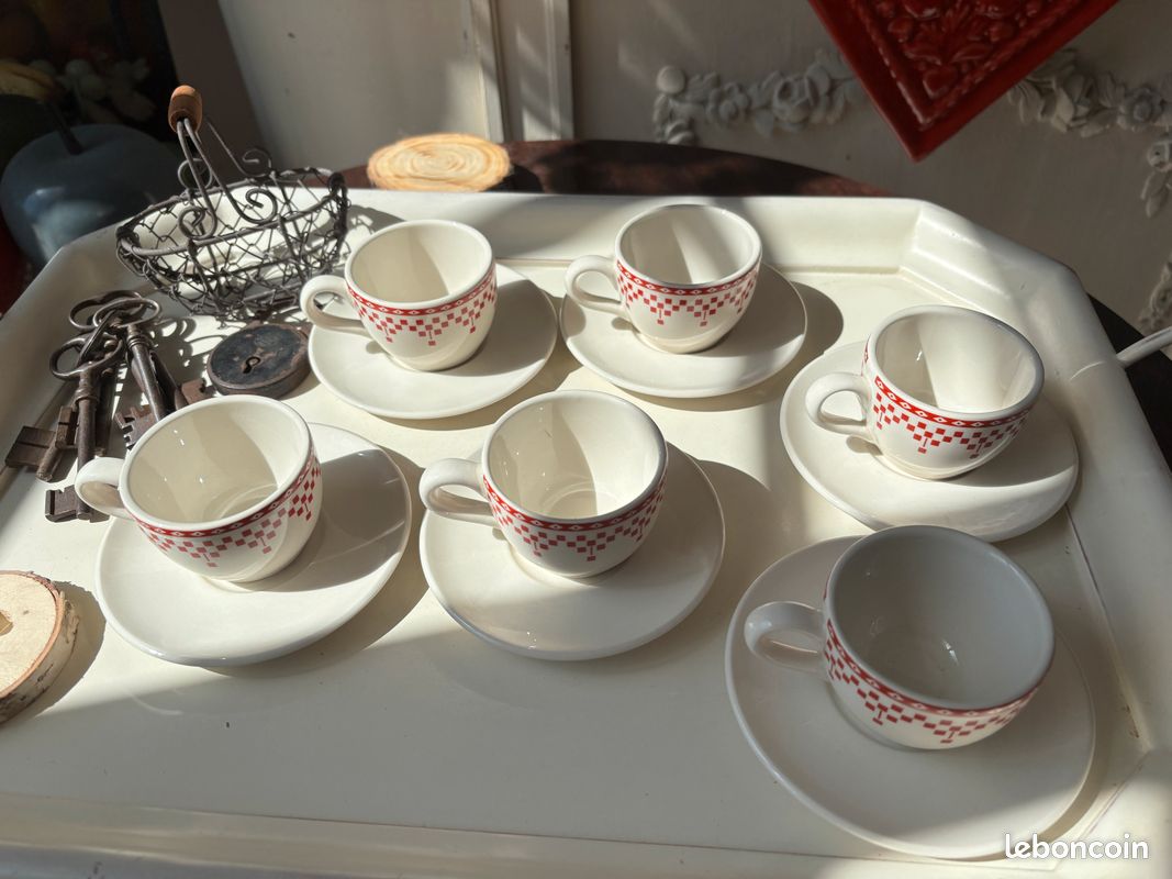 Tasse à Café + Soucoupe - Faïence Damier Rouge - Le Comptoir De Famille - Vintage 2001