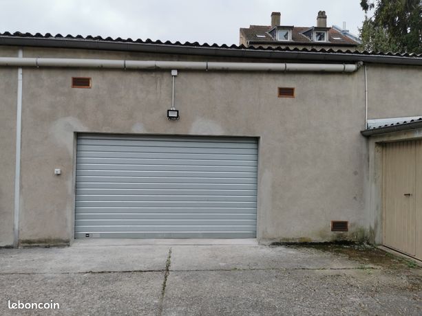 Cellule de stockage garage entrepôt dépôt