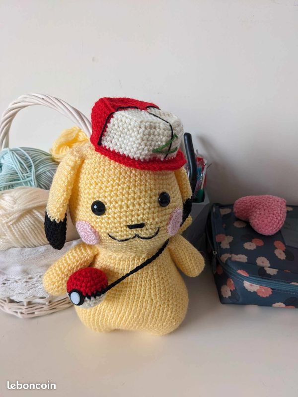 Pikachu dans une casquette, doudou peluche fait main au crochet neuf (image 13)