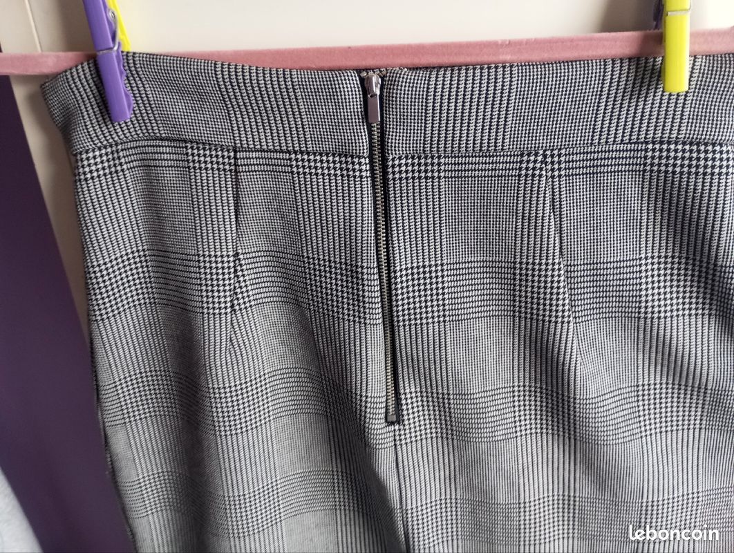 🩶 Mini jupe à carreaux à couleurs 🖤🤍 Taille 40 de la marque h&m (image 4)