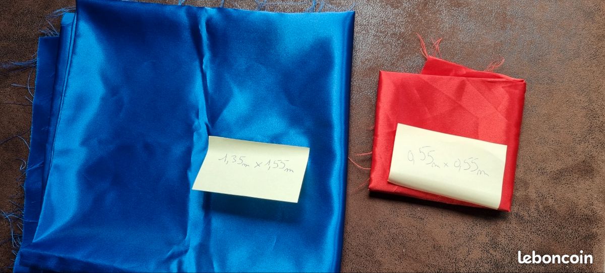 Morceau de tissu etoffe satin rouge et bleu (image 1)