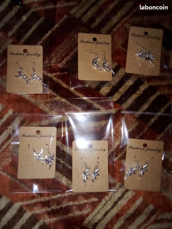 Boucle d'oreilles neuve (image 1)