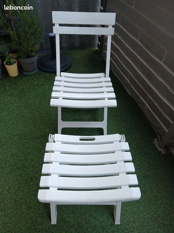 Chaise + repose-pieds pliables, en pvc blanc (image 1)