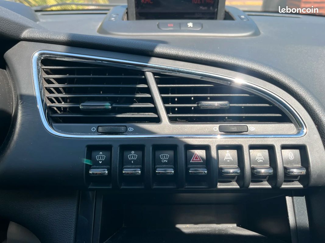 Peugeot 3008 2.0 HDI 150CH Féline / 1ERE MAIN / ENTRETIEN COMPLET / FULL OPTIONS / TOIT PANORAMIQUE (image 26)