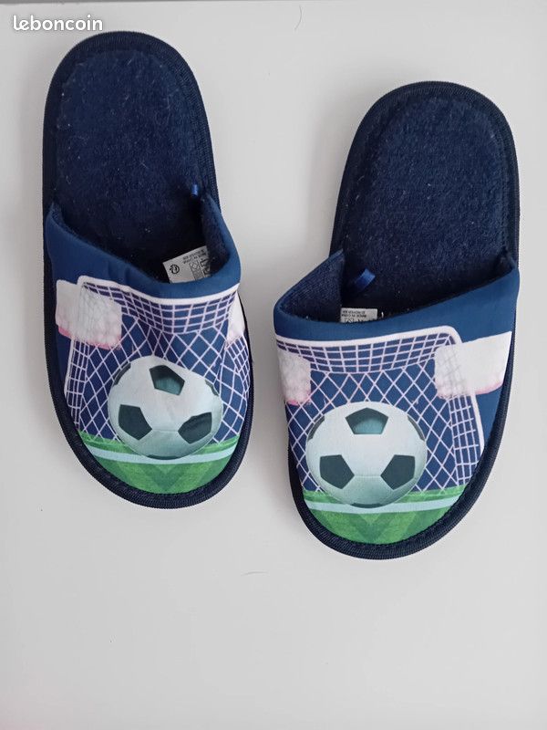 Pantoufle/ chausson garçon bleu avec motif foot pointure 33