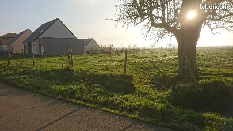 Beau terrain dans village fleuri