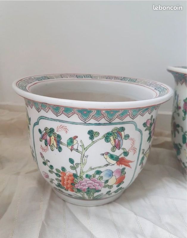 Chine- Paire de Caches Pots en Porcelaine Signés (image 2)