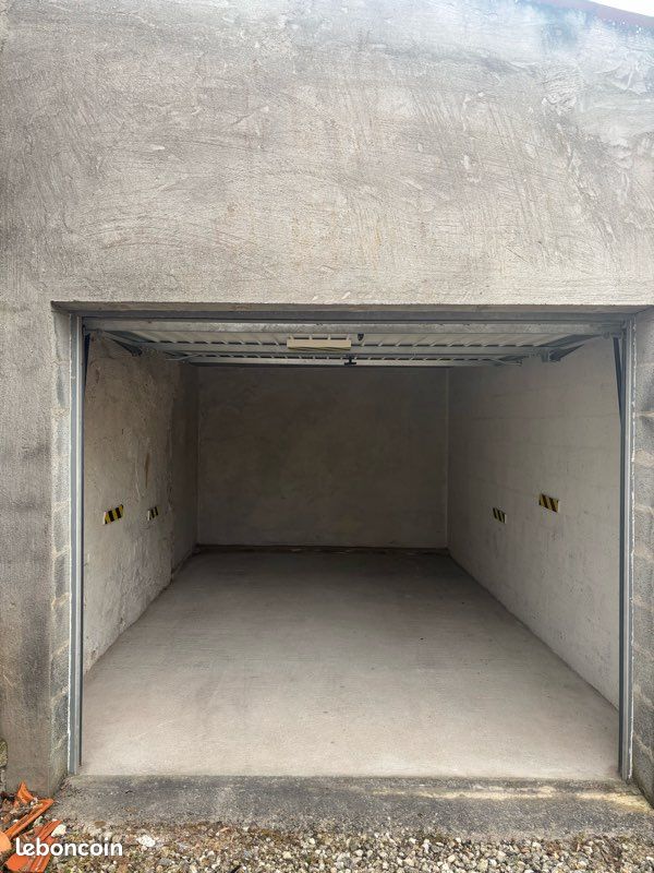 Garage/box · à Soubise · 120 €/mois