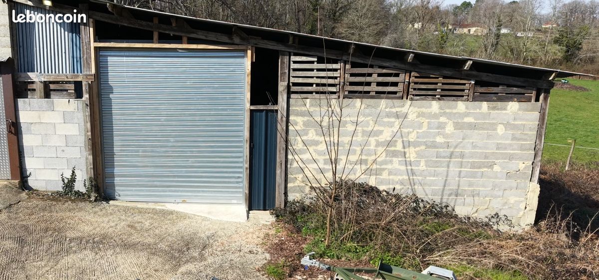 Entrepôt, parking, hangar, garage, grange, dépendance de 120 m2 · à Lacropte · 399 €